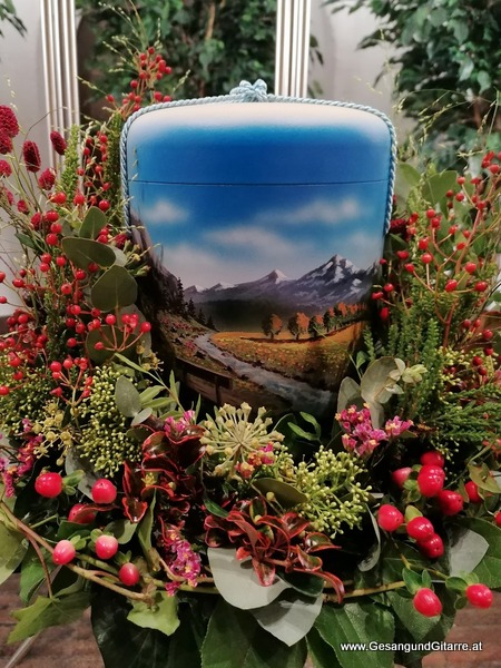 Friedhof Aussegnungshalle Lindau Aeschach Trauerfeier Beerdigung Verabschiedung Vorarlberg Musik Kirche Trauersängerin Sängerin mit Gitarre www.trauer-musik.at www.gesangundgitarre.at Gesang Gitarre Yvonne Brugger Trauersängerin Kirchensängerin