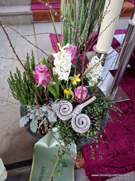 Kirche Feldkirch Nofels Trauerfeier Beerdigung Verabschiedung Vorarlberg Musik Kirche Trauersängerin Sängerin mit Gitarre www.trauer-musik.at www.gesangundgitarre.at Gesang Gitarre Yvonne Brugger Trauersängerin Kirchensängerin