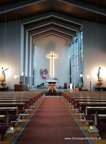 Musik Trauersängerin Sängerin mit Gitarre Vorarlberg Kirche Feldkirch Nofels Beerdigung Beisetzung Trauerfeier