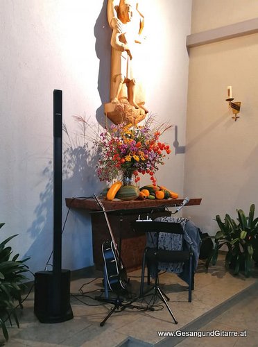 Musik Trauersängerin Sängerin mit Gitarre Vorarlberg Kirche Feldkirch Nofels Beerdigung Beisetzung Trauerfeier