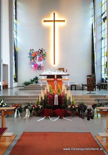 Musik Trauersängerin Sängerin mit Gitarre Vorarlberg Kirche Feldkirch Nofels Beerdigung Beisetzung Trauerfeier