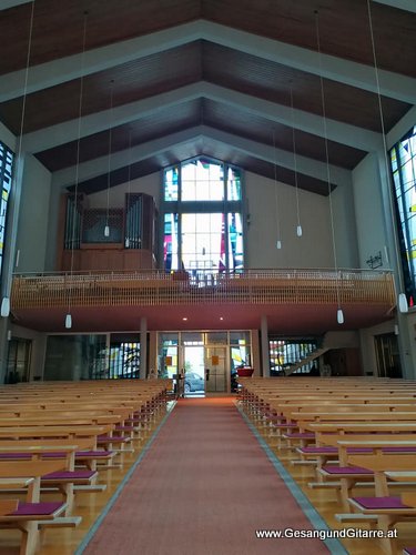 Musik Trauersängerin Sängerin mit Gitarre Vorarlberg Kirche Feldkirch Nofels Beerdigung Beisetzung Trauerfeier