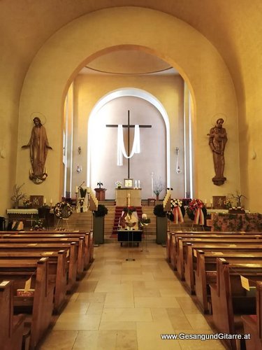 Musik Trauersängerin Sängerin mit Gitarre Vorarlberg Kirche Bludenz Beerdigung Beisetzung Trauerfeier