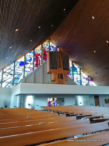 Musik Trauersängerin Sängerin mit Gitarre Vorarlberg Kirche Rankweil Beerdigung Beisetzung Trauerfeier