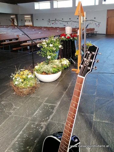 Musik Trauersängerin Sängerin mit Gitarre Vorarlberg Kirche Rankweil Beerdigung Beisetzung Trauerfeier