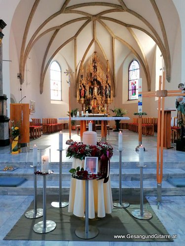 Musik Trauersängerin Sängerin mit Gitarre Vorarlberg Kirche Nenzing Beerdigung Beisetzung Trauerfeier