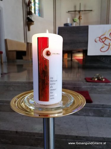 Musik Trauersängerin Sängerin mit Gitarre Vorarlberg Kirche Sulz Beerdigung Beisetzung Trauerfeier