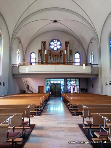 Musik Trauersängerin Sängerin mit Gitarre Vorarlberg Kirche Sulz Beerdigung Beisetzung Trauerfeier