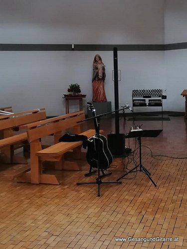Musik Trauersängerin Sängerin mit Gitarre Vorarlberg Kirche Hohenems Beerdigung Beisetzung Trauerfeier