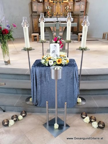 Musik Trauersängerin Sängerin mit Gitarre Vorarlberg Kirche Lochau Beerdigung Beisetzung Trauerfeier Verabschiedung