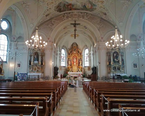 Musik Trauersängerin Sängerin mit Gitarre Vorarlberg Kirche Höchst Beerdigung Beisetzung Trauerfeier Verabschiedung