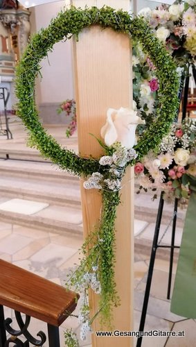 Musik Trauersängerin Sängerin mit Gitarre Vorarlberg Kirche Höchst Beerdigung Beisetzung Trauerfeier Verabschiedung