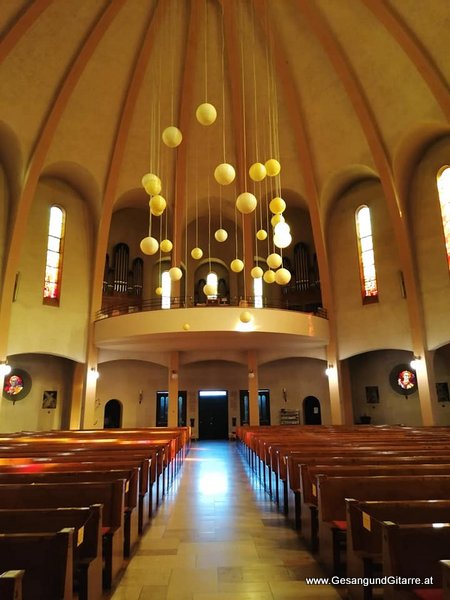 Musik Trauersängerin Sängerin mit Gitarre Vorarlberg Kirche Bludenz Beerdigung Beisetzung Trauerfeier Verabschiedung