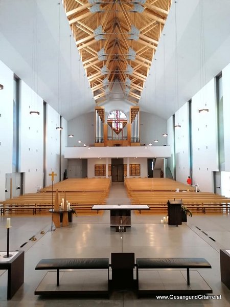 Sängerin Yvonne Brugger Taufe Musik Taufmusik Vorarlberg Bodensee Musikerin Gitarre Gesang Vorarlberg Lustenau St. Peter und Paul