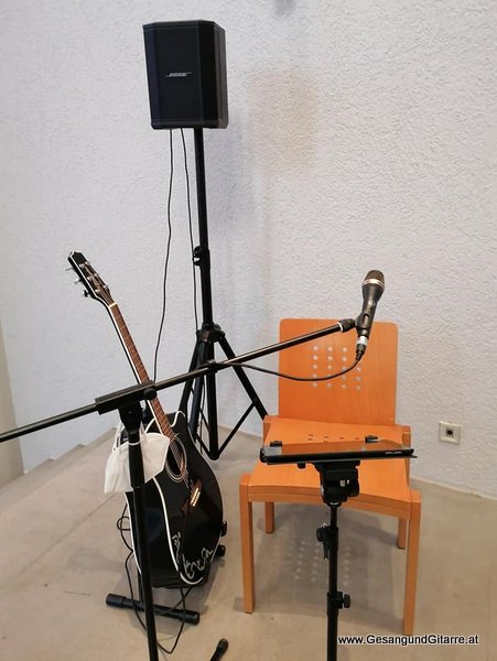 Sängerin Yvonne Brugger Taufe Musik Taufmusik Vorarlberg Bodensee Musikerin Gitarre Gesang Vorarlberg Lustenau St. Peter und Paul
