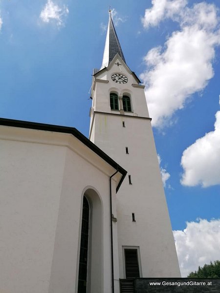 Sängerin Yvonne Brugger Taufe Musik Taufmusik Vorarlberg Bodensee Musikerin Gitarre Gesang Vorarlberg Lingenau Bregenzerwald