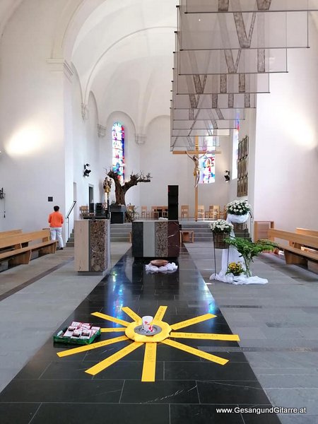 Sängerin Yvonne Brugger Taufe Musik Taufmusik Vorarlberg Bodensee Musikerin Gitarre Gesang Vorarlberg Lingenau Bregenzerwald