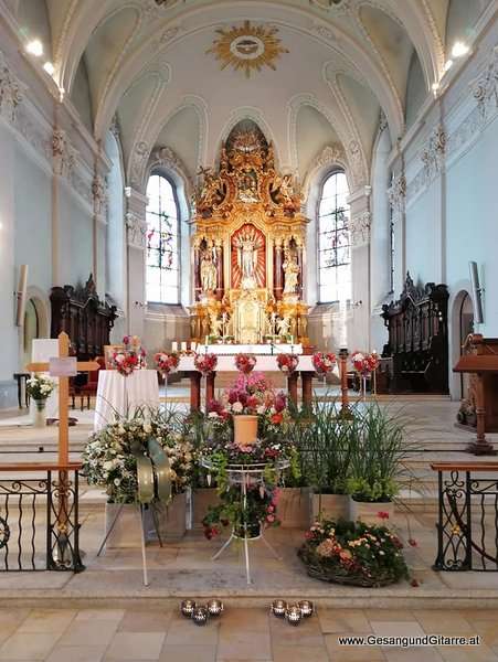 Musik Trauersängerin Sängerin mit Gitarre Vorarlberg Kirche Höchst Beerdigung Beisetzung Trauerfeier Verabschiedung