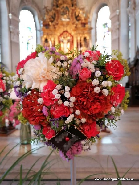 Musik Trauersängerin Sängerin mit Gitarre Vorarlberg Kirche Höchst Beerdigung Beisetzung Trauerfeier Verabschiedung