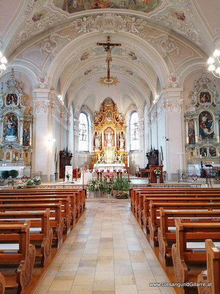 Musik Trauersängerin Sängerin mit Gitarre Vorarlberg Kirche Höchst Beerdigung Beisetzung Trauerfeier Verabschiedung