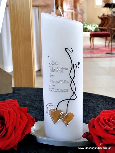 Musik Trauersängerin Sängerin mit Gitarre Vorarlberg Kirche Bregenz Beerdigung Beisetzung Trauerfeier Verabschiedung Trauermusik