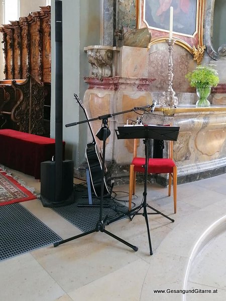 Musik Trauersängerin Sängerin mit Gitarre Vorarlberg Kirche Bregenz Beerdigung Beisetzung Trauerfeier Verabschiedung Trauermusik