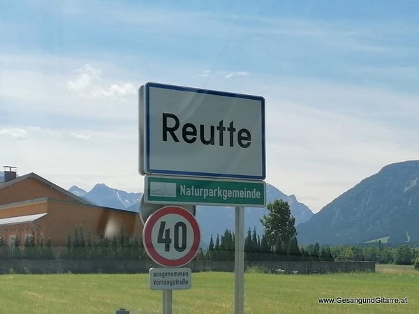 Sängerin Yvonne Brugger Taufe Musik Taufmusik Bodensee Musikerin Gitarre Gesang Reutte Tirol Taufsängerin