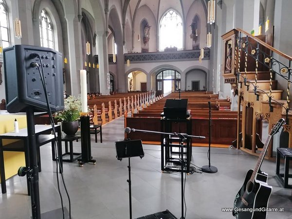 Sängerin Yvonne Brugger Taufe Musik Taufmusik Bodensee Musikerin Gitarre Gesang Frastanz Kirchel Taufsängerin