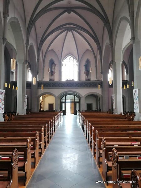Sängerin Yvonne Brugger Taufe Musik Taufmusik Bodensee Musikerin Gitarre Gesang Frastanz Kirchel Taufsängerin