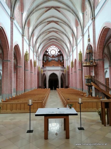 Sängerin Yvonne Brugger Taufe Musik Taufmusik Bodensee Musikerin Gitarre Gesang Herz Jesu Kirche Bregenz Taufsängerin