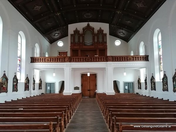 Sängerin Yvonne Brugger Taufe Musik Taufmusik Bodensee Musikerin Gitarre Gesang Kirche Lauterach Taufsängerin