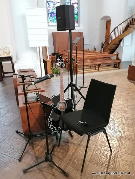 Sängerin Yvonne Brugger Taufe Musik Taufmusik Bodensee Musikerin Gitarre Gesang Kirche Lauterach Taufsängerin