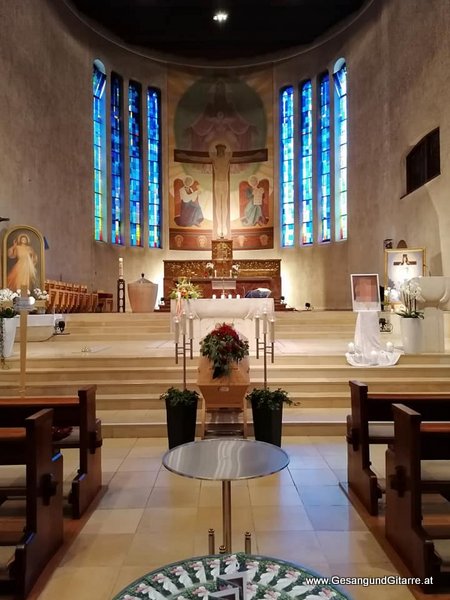 Musik Trauersängerin Sängerin mit Gitarre Vorarlberg Kirche Lustenau Erlöserkirche Beerdigung Beisetzung Trauerfeier Verabschiedung