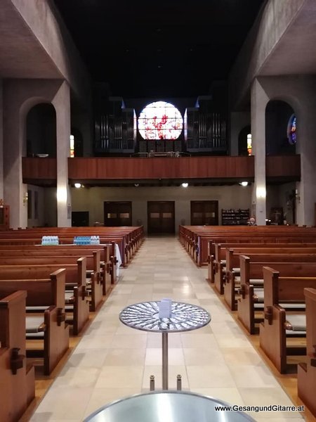 Musik Trauersängerin Sängerin mit Gitarre Vorarlberg Kirche Lustenau Erlöserkirche Beerdigung Beisetzung Trauerfeier Verabschiedung