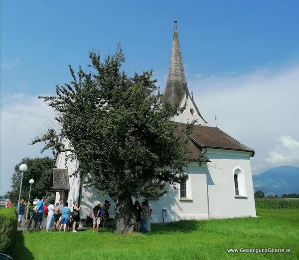 Sängerin Yvonne Brugger Taufe Musik Taufmusik Bodensee Musikerin Gitarre Gesang Kirche Kapelle Brederis Taufsängerin