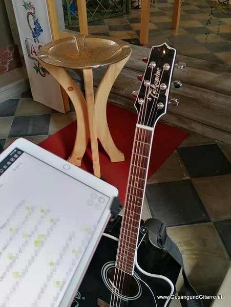 Sängerin Yvonne Brugger Taufe Musik Taufmusik Bodensee Musikerin Gitarre Gesang Kirche Kapelle Brederis Taufsängerin