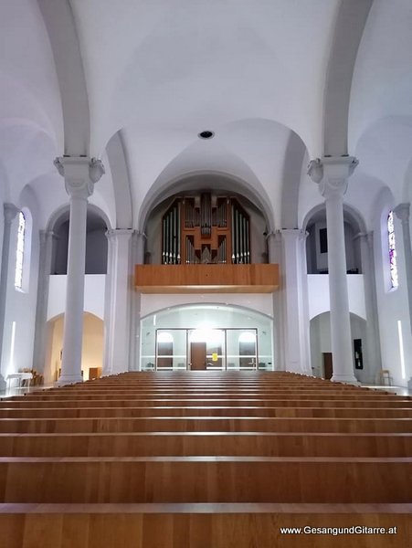 Sängerin Yvonne Brugger Taufe Musik Taufmusik Bodensee Musikerin Gitarre Gesang Kirche Götzis Taufsängerin