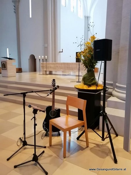 Sängerin Yvonne Brugger Taufe Musik Taufmusik Bodensee Musikerin Gitarre Gesang Kirche Götzis Taufsängerin