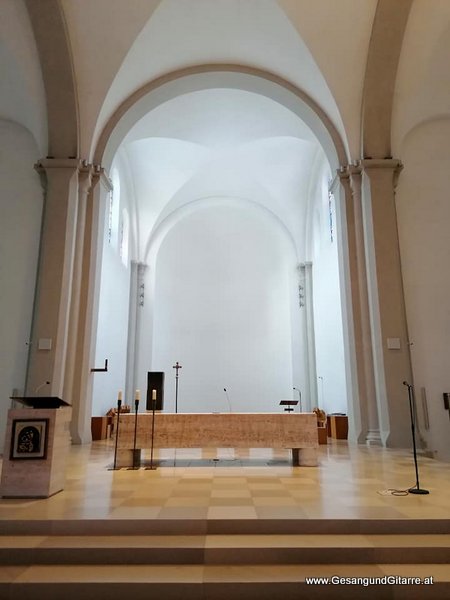 Sängerin Yvonne Brugger Taufe Musik Taufmusik Bodensee Musikerin Gitarre Gesang Kirche Götzis Taufsängerin