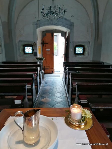 Sängerin Yvonne Brugger Taufe Musik Taufmusik Bodensee Musikerin Gitarre Gesang Kirche Kapelle Feldkirch Taufsängerin
