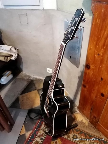 Sängerin Yvonne Brugger Taufe Musik Taufmusik Bodensee Musikerin Gitarre Gesang Kirche Kapelle Feldkirch Taufsängerin