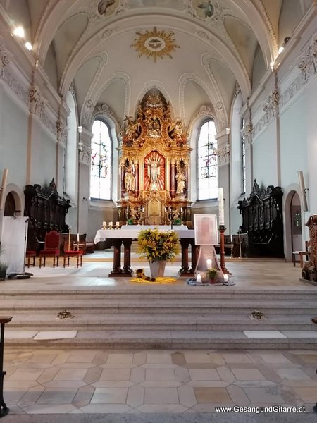 Musik Trauersängerin Sängerin mit Gitarre Vorarlberg Kirche Höchst Totenwache Rosenkranz