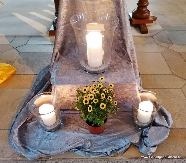Musik Trauersängerin Sängerin mit Gitarre Vorarlberg Kirche Höchst Totenwache Rosenkranz