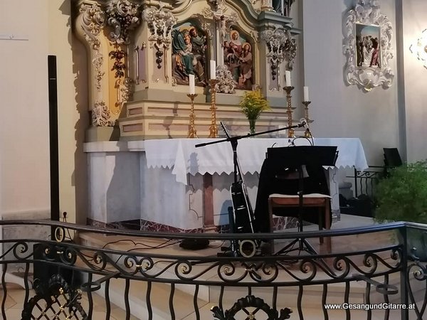 Musik Trauersängerin Sängerin mit Gitarre Vorarlberg Kirche Höchst Totenwache Rosenkranz