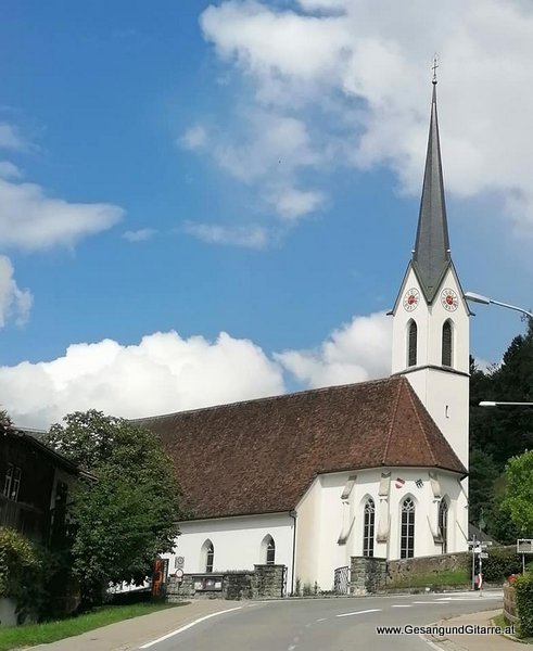 Musik Trauersängerin Sängerin mit Gitarre Vorarlberg Kirche Röthis Beerdigung Trauerfeier