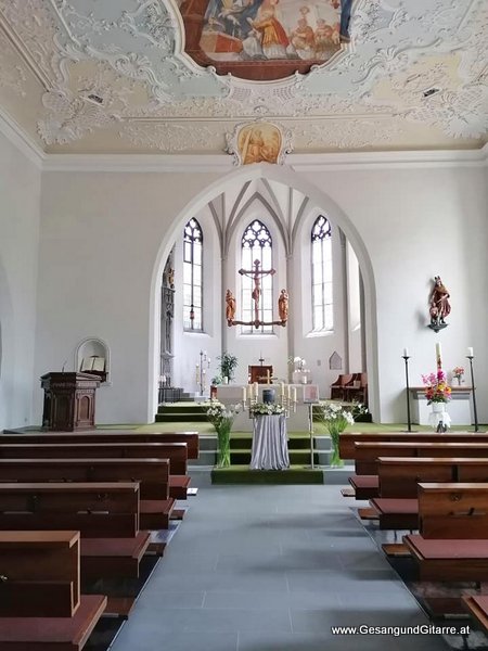 Musik Trauersängerin Sängerin mit Gitarre Vorarlberg Kirche Röthis Beerdigung Trauerfeier
