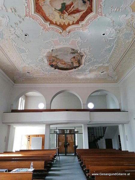 Musik Trauersängerin Sängerin mit Gitarre Vorarlberg Kirche Röthis Beerdigung Trauerfeier