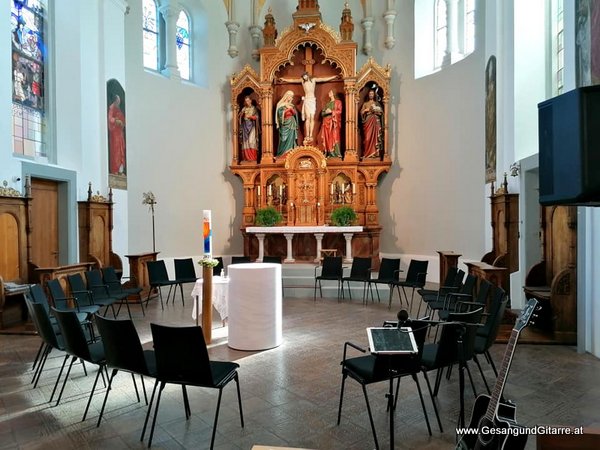 Sängerin Yvonne Brugger Taufe Musik Taufmusik Bodensee Musikerin Gitarre Gesang Kirche in Lauterach Taufsängerin