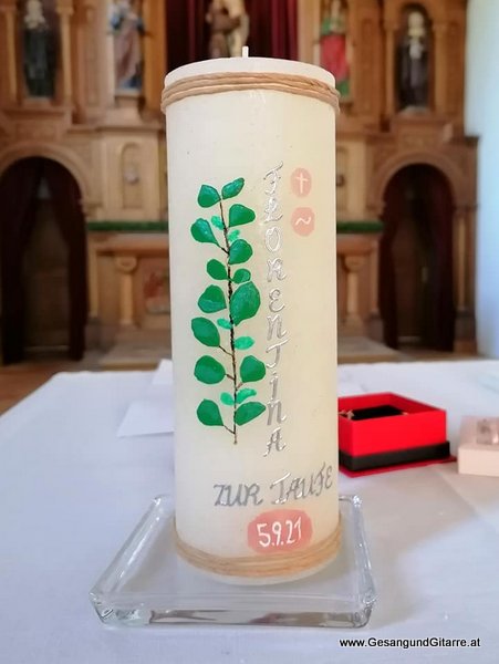 Sängerin Yvonne Brugger Taufe Musik Taufmusik Bodensee Musikerin Gitarre Gesang Kirche Kapuzinerkloster Feldkirch Taufsängerin