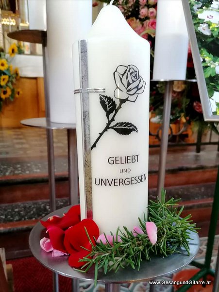 Musik Trauersängerin Sängerin mit Gitarre Vorarlberg Kirche Langen bei Bregenz Totenwache RosenkranzMusik Trauersängerin Sängerin mit Gitarre Vorarlberg Kirche Langen bei Bregenz Totenwache Rosenkranz